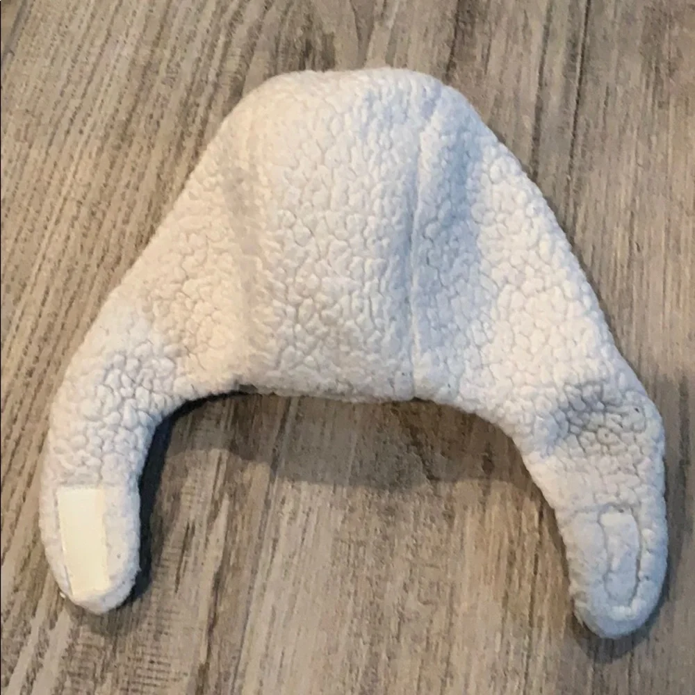 EUC Bundle of 2 cream hats and a pair of booties